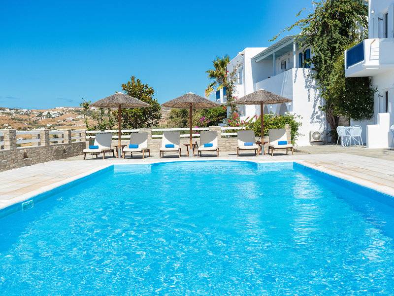 Außenpool mit Sonnenliegen und Sonnenschirmen neben dem Pyrgaki Hotel