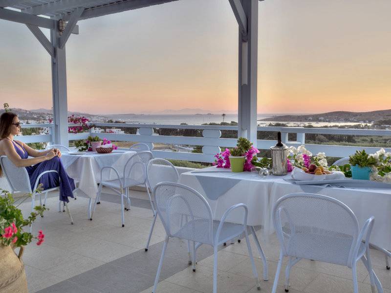 Terrasse des Pyrgaki Hotels mit Blick auf das Meer und die untergehende Sonne
