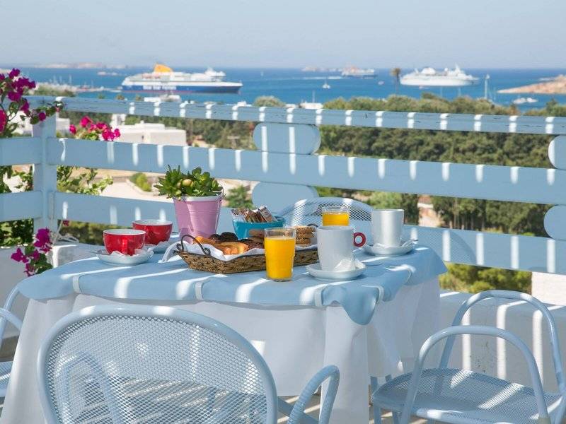 Frühstückstisch auf der Terrasse des Pyrgaki Hotels mit Blick auf das Meer.