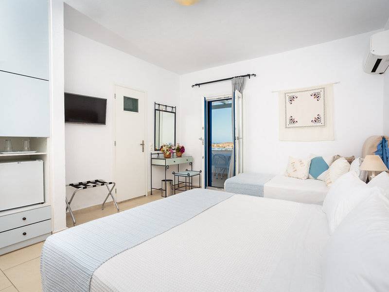 Schlafzimmer im Pyrgaki Hotel mit Blick auf den Balkon und das Meer.