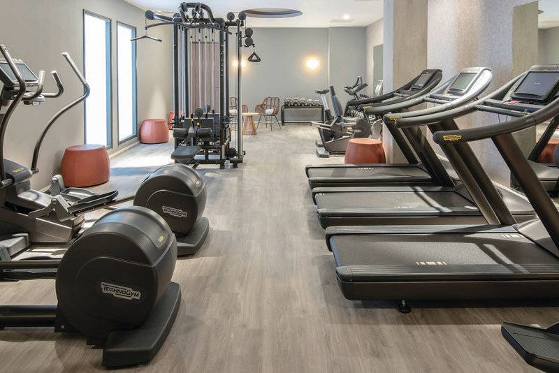Fitness Center im Leonardo Royal Hotel Amsterdam mit Laufbändern und Kraftgeräten