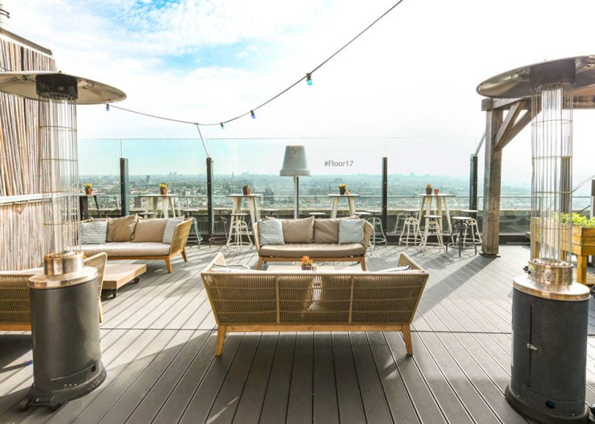 Leonardo Hotel Amsterdam Rembrandtpark Dachterrasse mit Möbeln und Stadtblick