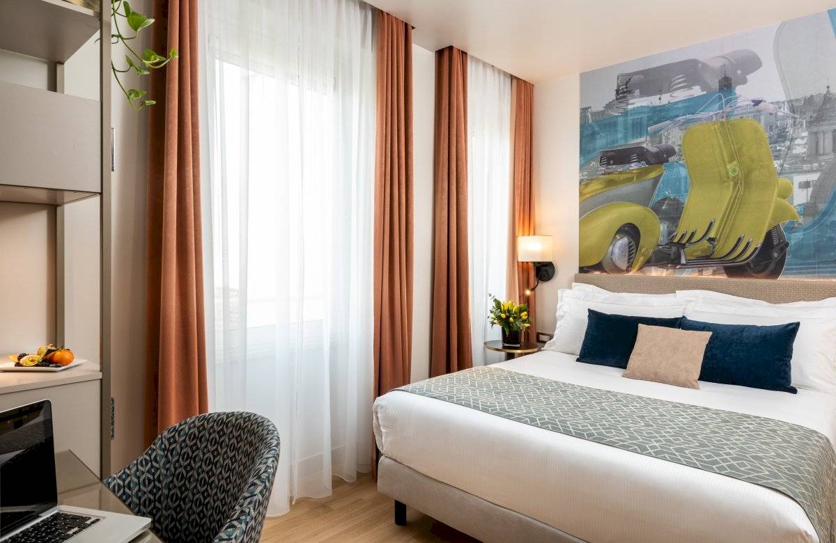 Doppelbettzimmer im Leonardo Boutique Hotel Rome Termini mit gelbem Roller Wandbild.