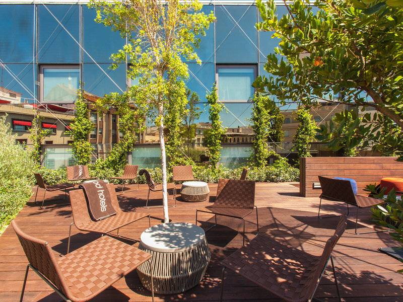 Terrasse im Hotel Ocean Drive Barcelona mit braunen Stühlen und einem Tisch