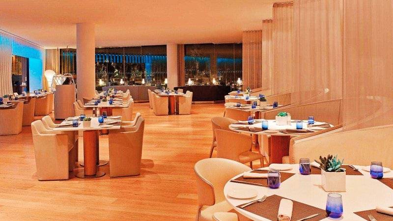 Restaurant im W Barcelona Hotel mit Holzboden und modernen Möbeln