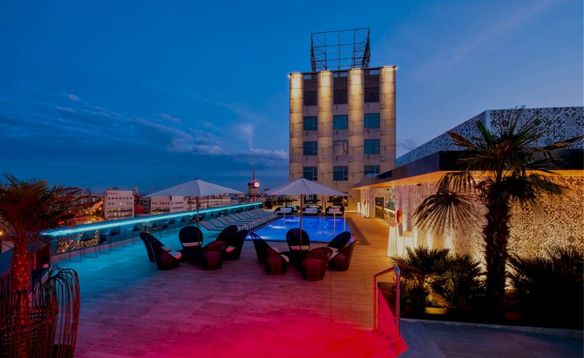 Terrasse des Catalonia Bayahibe Hotels bei Nacht mit Swimmingpool und Lounge-Sesseln