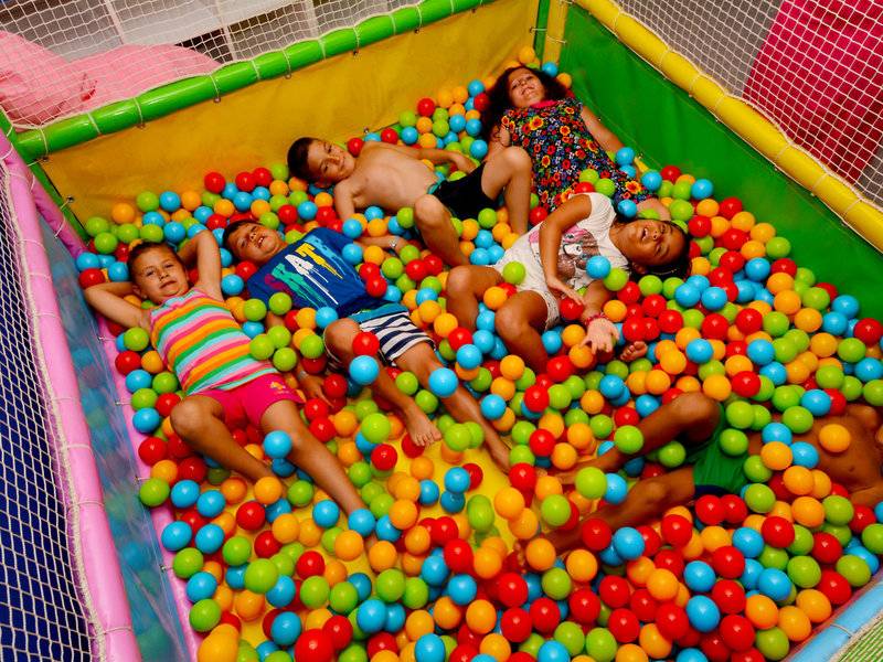 Mehrere Kinder spielen in einem Ballenpool voller bunter Bälle im Diamond Premium Hotel & Spa