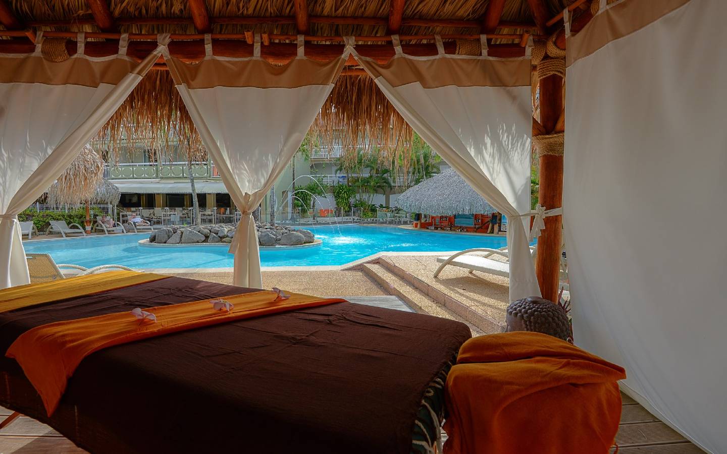 Massagebett im La Pagerie - Tropical Garden Hotel mit Blick auf den Pool.