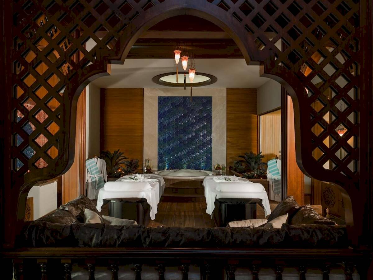 Behandlungsraum im Güral Premier Belek Hotel Spa mit zwei Massagetischen und einem Whirlpool.