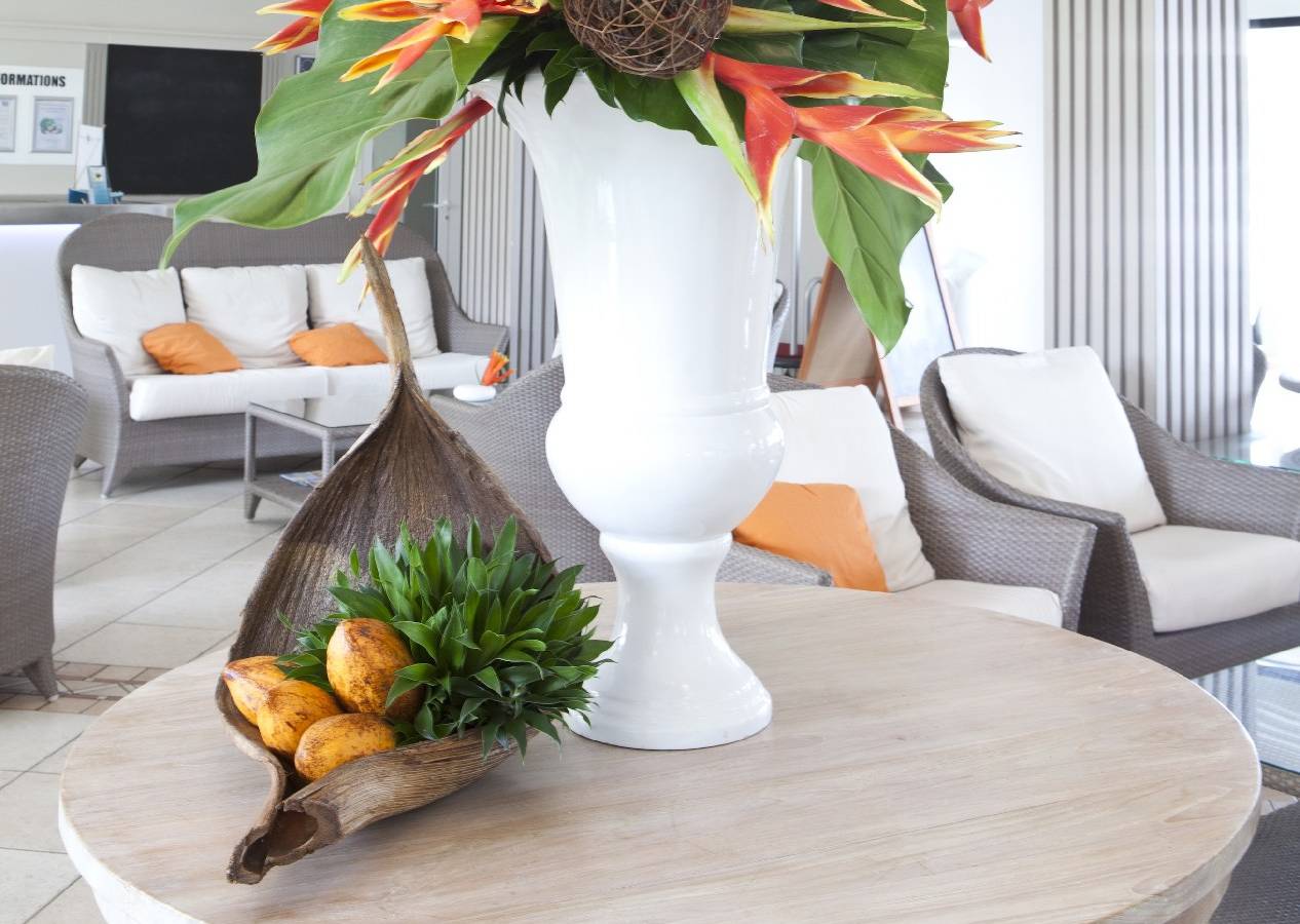 Tropische Blumen in einer weißen Vase im La Pagerie Hotel-Lobby.