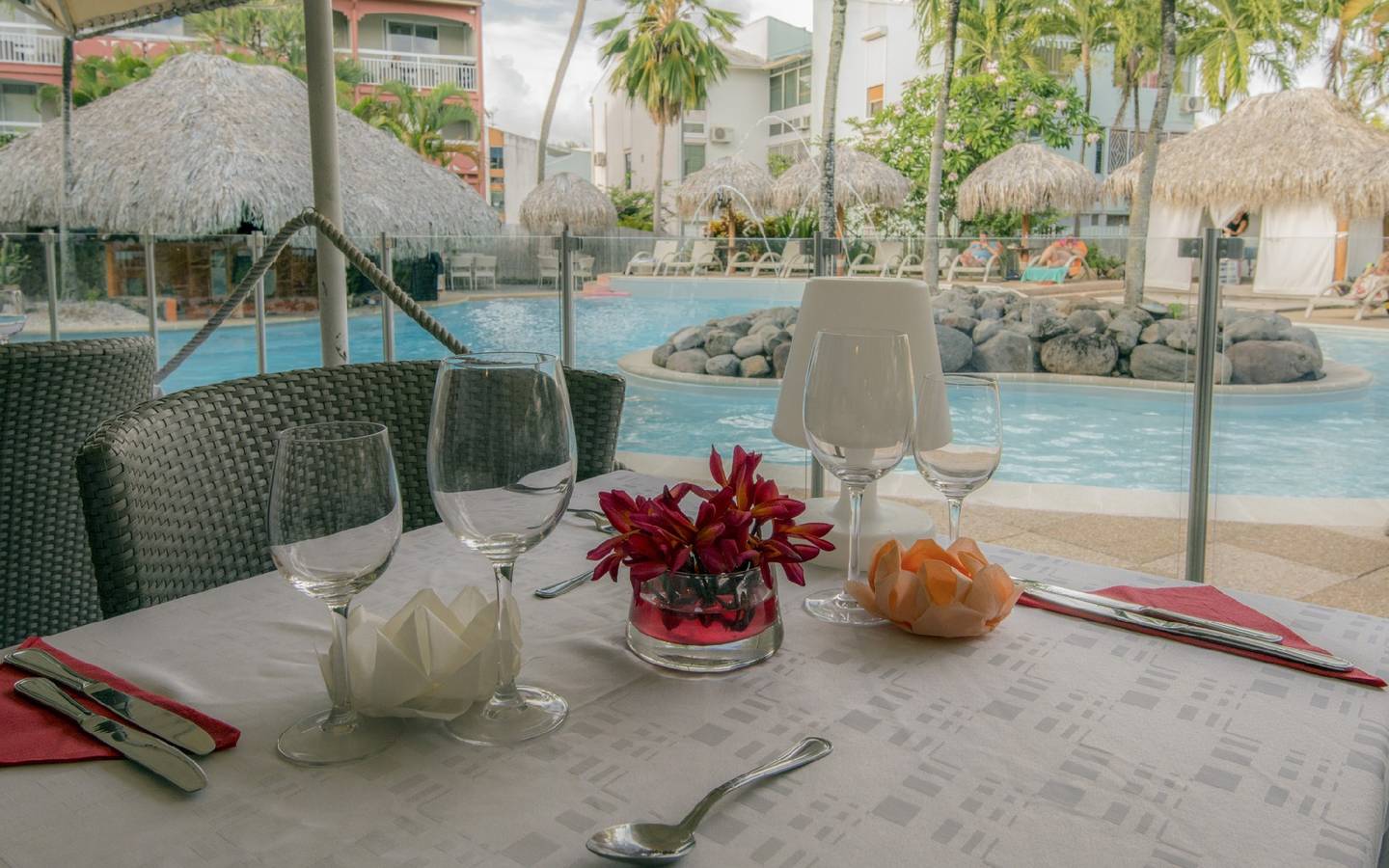 Ein Tisch im La Pagerie - Tropical Garden Hotel mit Blick auf den Pool.