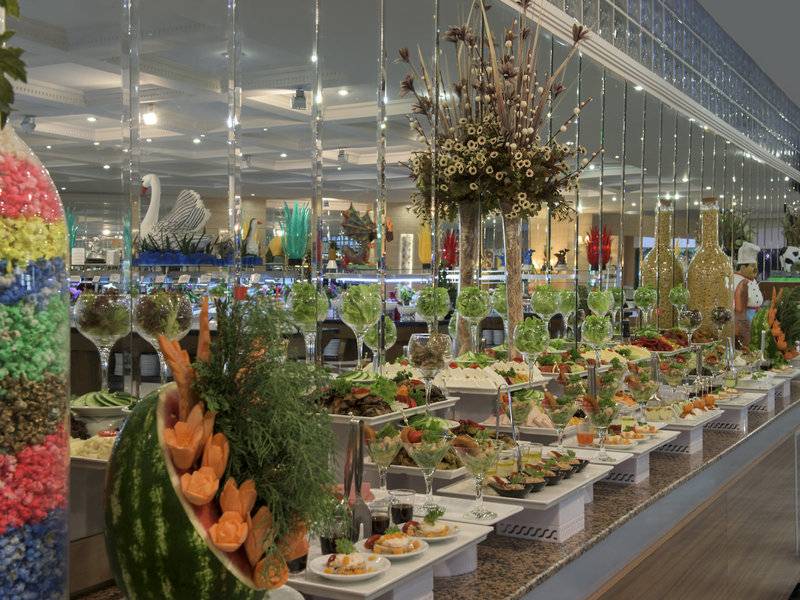 Buffetsaal im Delphin Deluxe Hotel mit vielen verschiedenen Gerichten und Dekorationen.