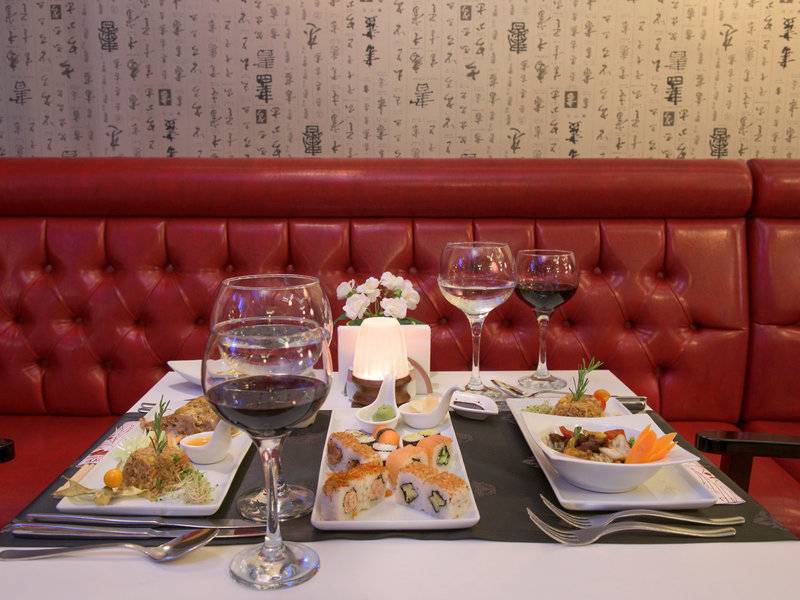 Speisetisch im Delphin Deluxe Hotel mit Gerichten und Getränken.