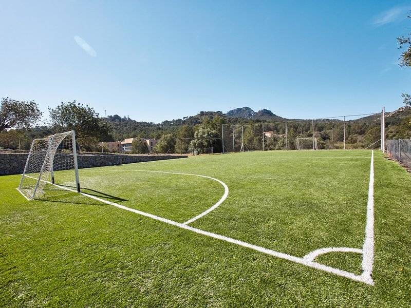 Ein leerer Fußballplatz im Freien im Beach Club Font de Sa Cala.