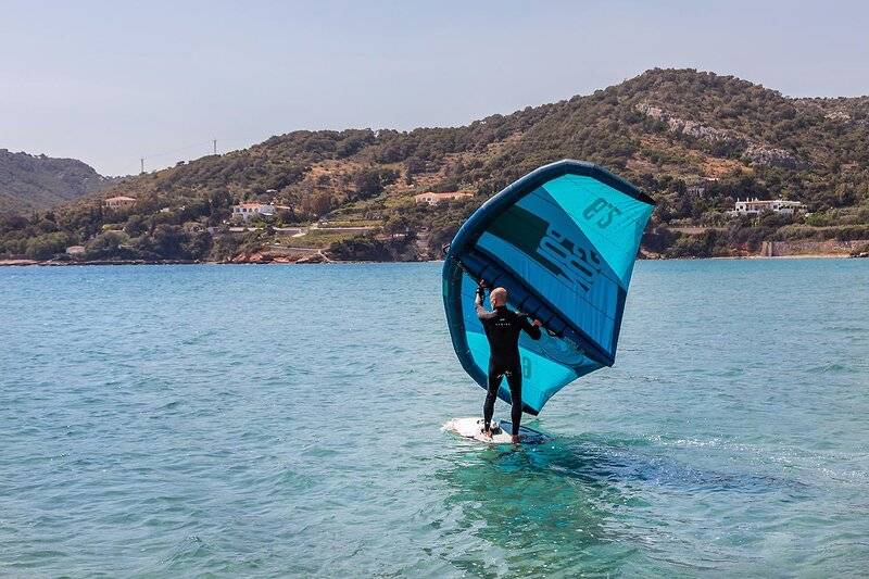 Windsurfer am Strand von Dolce Athens Attica Riviera, ein Hotel in Griechenland