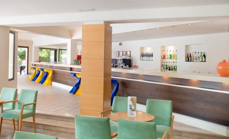 Innenansicht der Bar im La Santa Maria Playa Hotel mit modernem Design und Sitzgelegenheiten.