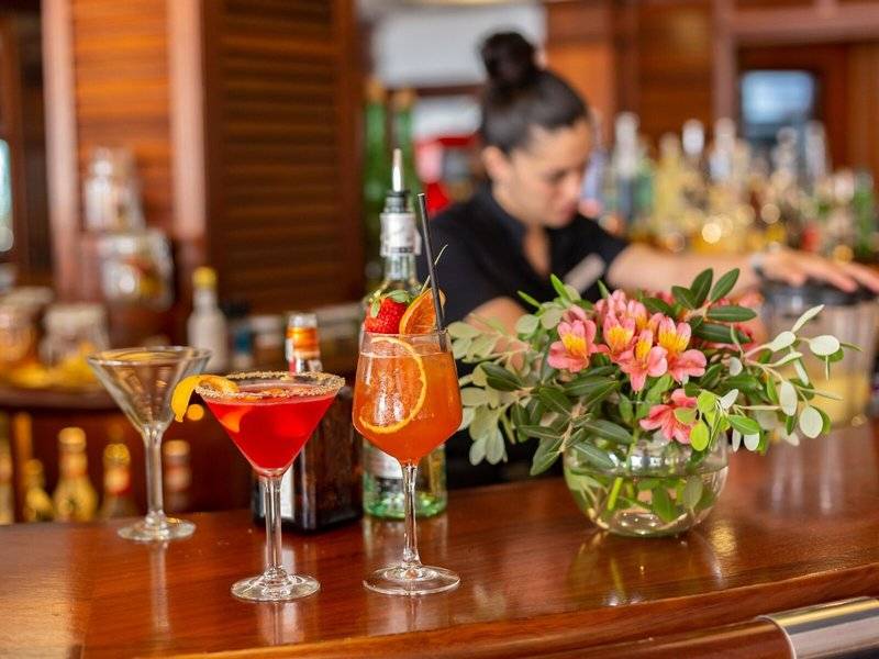 Cocktails an der Bar im Aparthotel Marins Playa