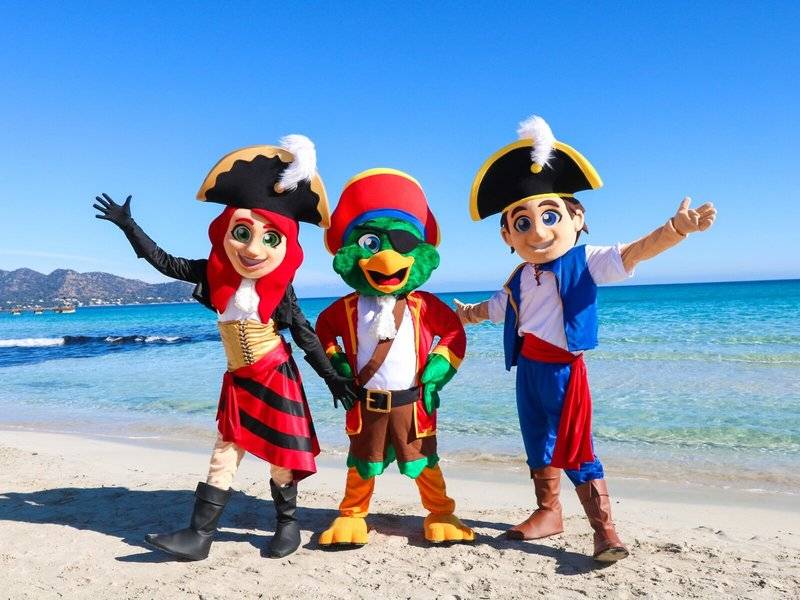 Drei Piratenfiguren stehen am Strand und posieren für ein Foto.