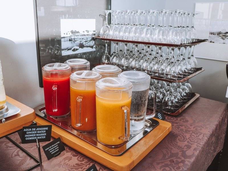Frühstücksbuffet im Marins Playa Suites Hotel mit verschiedenen Säften und Gläsern