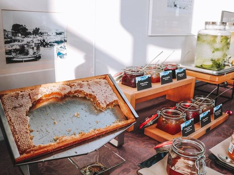 Im Marins Playa Suites Hotel zeigt sich ein Buffet mit Honig und verschiedenen Marmeladen.