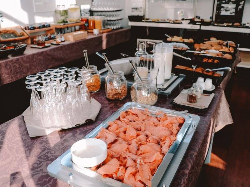 Frühstücksbuffet im Marins Playa Suites Hotel mit verschiedenen Speisen und Getränken.