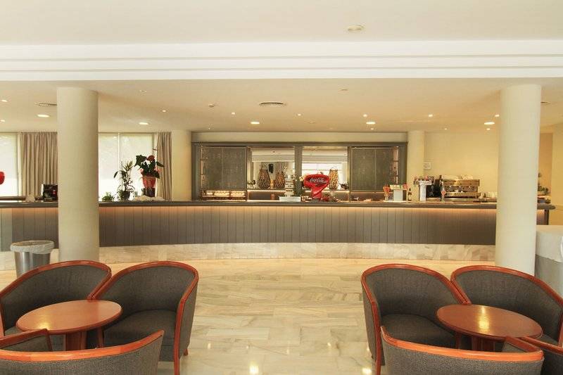 Hotellobby des Bakour Garbi Cala Millor mit Rezeptionstresen und Sitzbereichen.