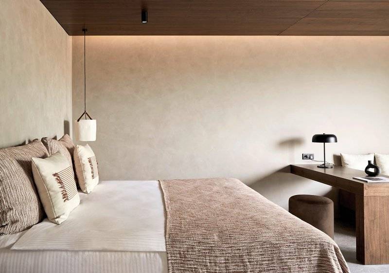Schlafzimmer im Aldiana Club Side Beach Hotel mit Bett, Lampen und Schreibtisch