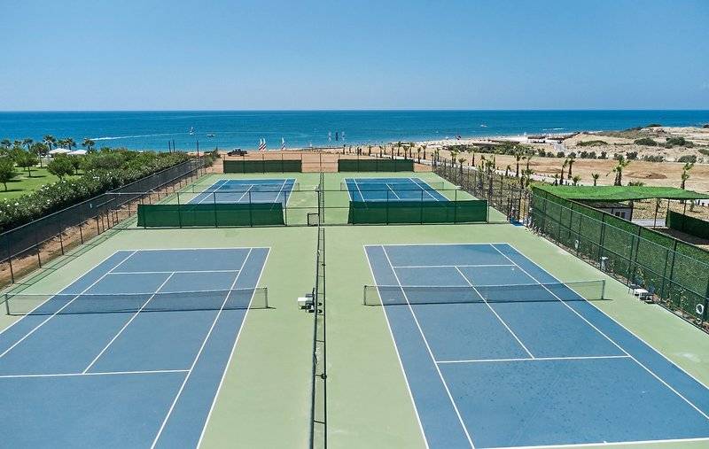 Tennisplätze am Strand im Aldiana Club Side Beach mit Blick auf das Meer.