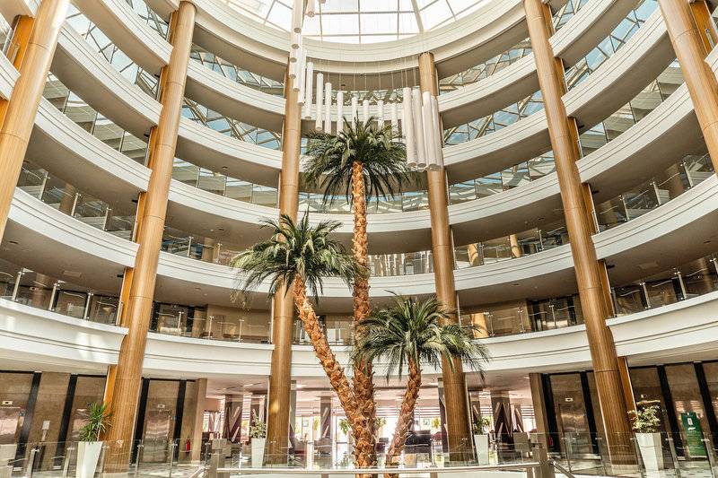 Hotellobby mit Palmen und goldenen Säulen im Green Nature Diamond Hotel