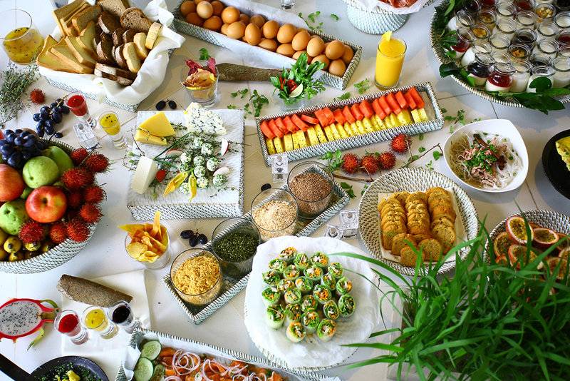Frühstücksbuffet im TIA Wellness Resort mit verschiedenen Früchten, Brot, Käse und weiteren Speisen.