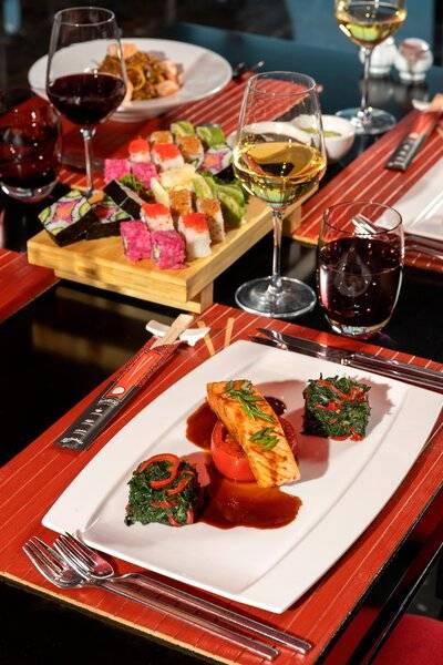 Ein Tisch mit Speisen und Getränken im Sherwood Exclusive Kemer Hotel.