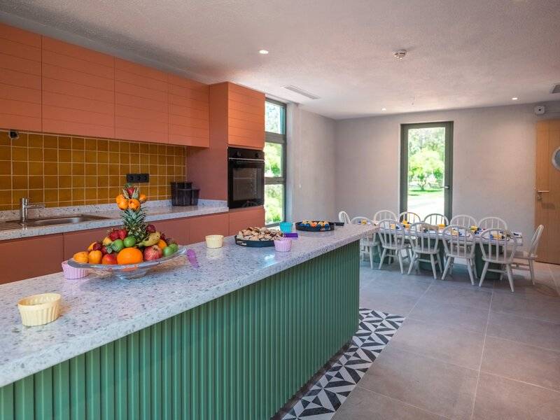 Sherwood Exclusive Kemer Innenbereich mit Küche und Essbereich mit Tisch und Stühlen.