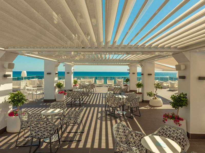 Terrasse des RH Bayren & Spa Hotels mit Blick auf das Meer