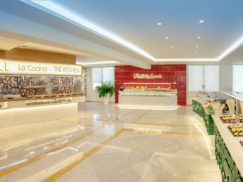 Innenansicht des RH Bayren & Spa mit dem Bereich La Cocina - The Kitchen, serviert mit Früchten und Süßigkeiten.