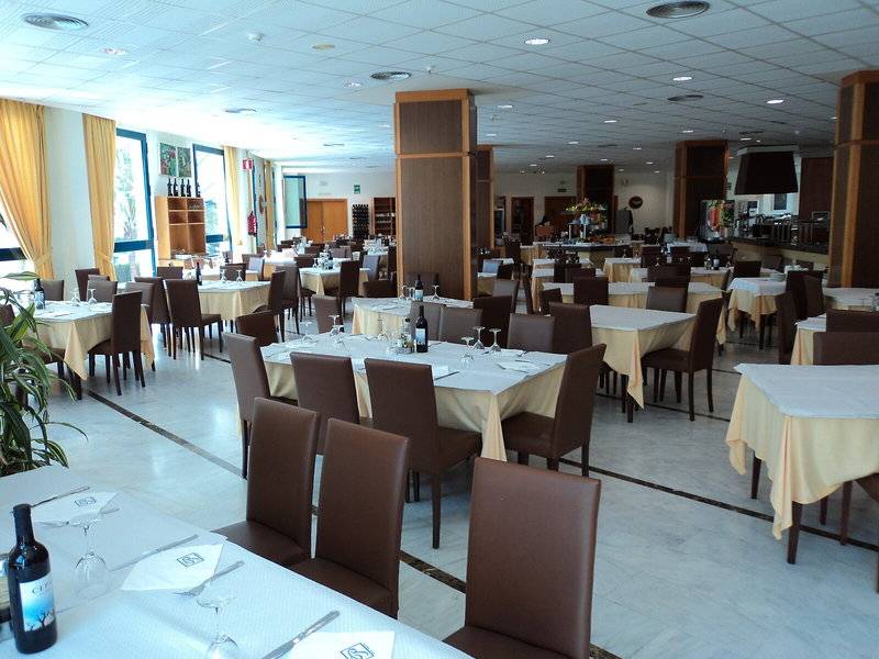 Innenansicht des Restaurants im Hotel Principal Afilliated by RH mit gedeckten Tischen und Stühlen.