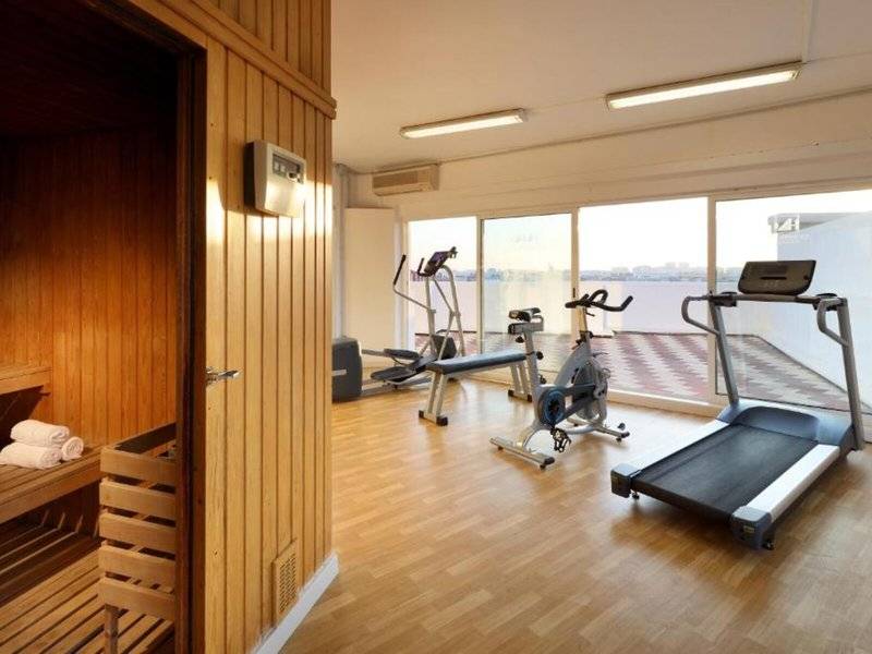 Fitnesscenter im Exe Rey Don Jaime Hotel mit Laufband, Spinnrad und anderen Geräten.