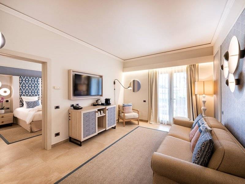 Wohnzimmer des Almar Timi Ama Resort & Spa mit Zugang zum Schlafzimmer