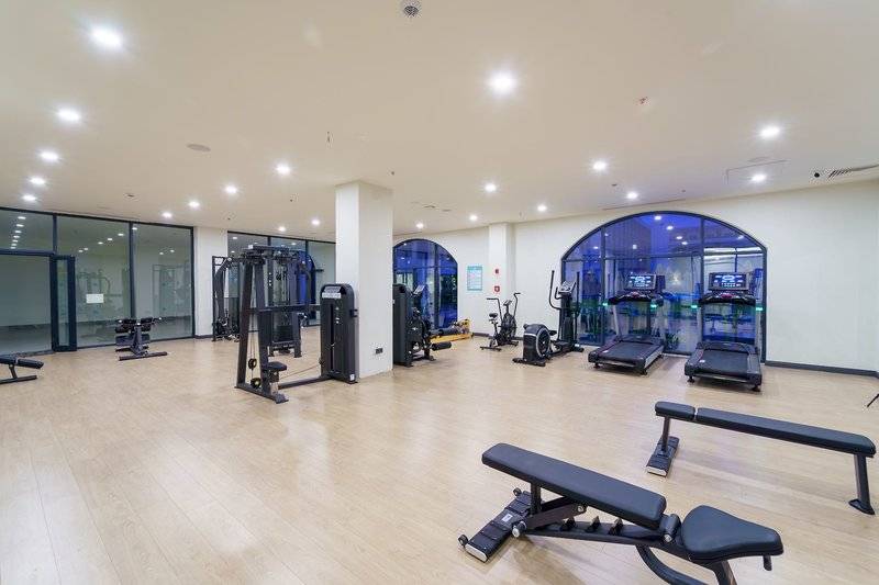 Fitnesscenter im Arcanus Hotels Trendline Side mit Laufbändern und Trainingsgeräten