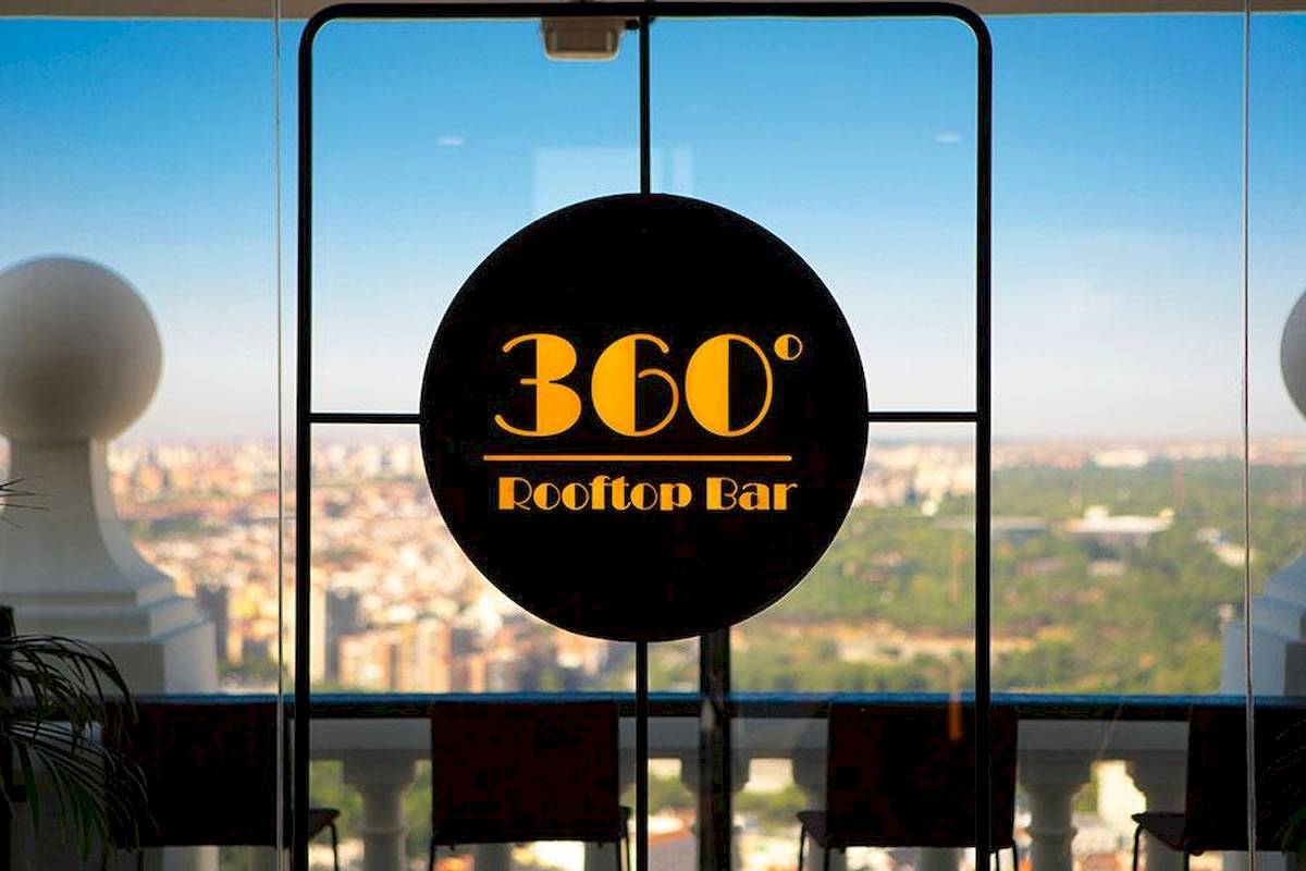 Schild des 360° Rooftop Bars des Riu Plaza Espana mit Blick auf die Stadt
