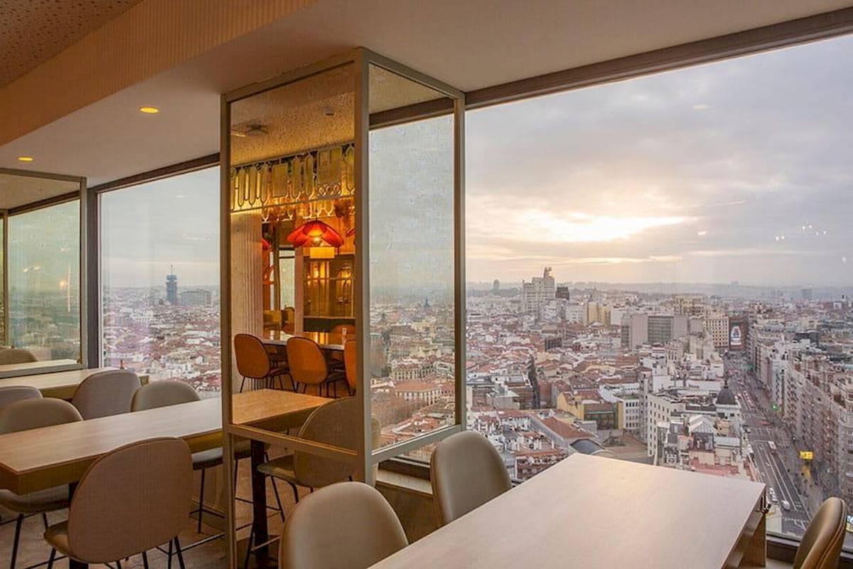 Innenansicht des Riu Plaza Espana mit Blick auf die Stadt