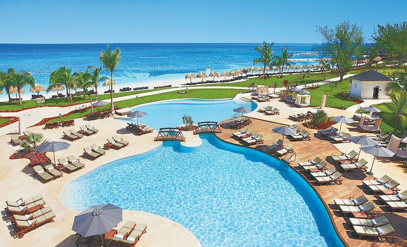 Luftaufnahme des Secrets St. James Hotel mit Infinity-Pool und Meerblick.