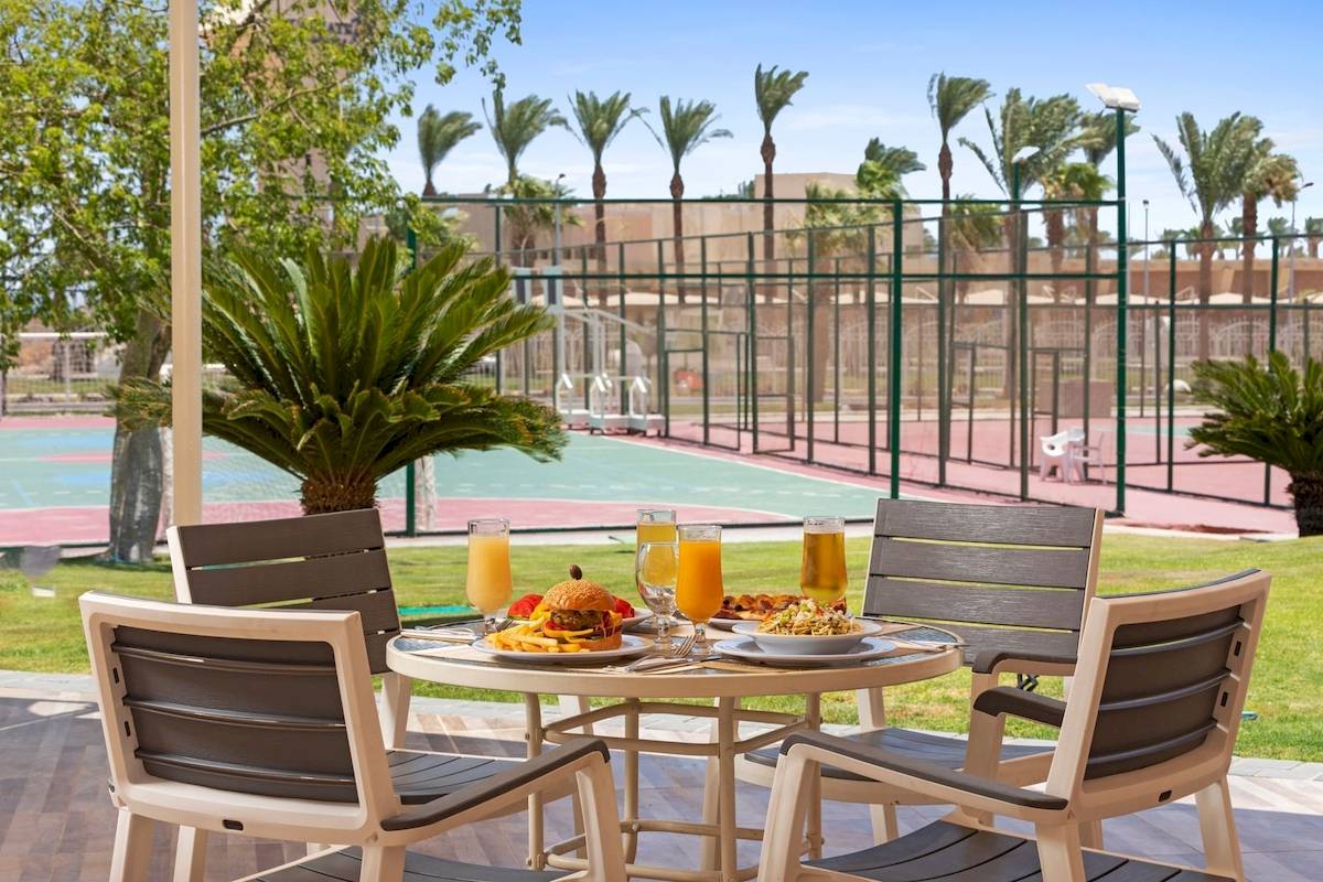 Frühstückstisch auf der Terrasse des Pickalbatros Aqua Blu Resort in Hurghada mit Blick auf Tennisplätze