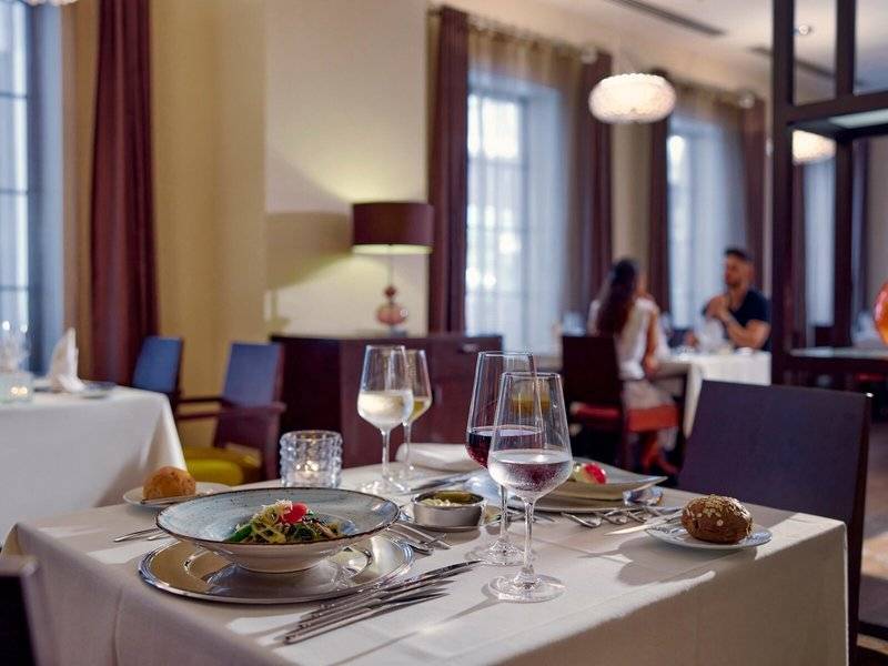 Restauranttisch im TUI BLUE Side Hotel mit Gläsern, Tellern und Speisen.