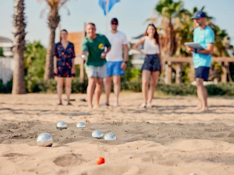 Gruppe von Leuten spielt Sand-Volleyball am Strand vor dem TUI BLUE Side Hotel