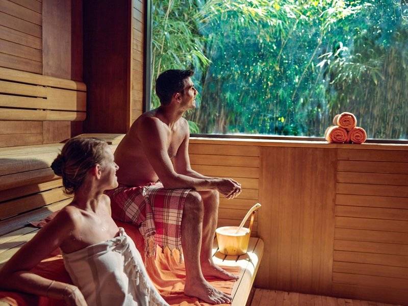 Paar in der Sauna des TUI BLUE Side Hotels, Blick auf die Außenlandschaft