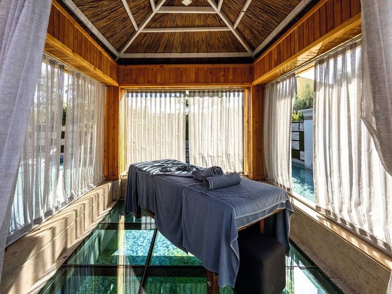 Massagebehandlungsraum im TUI BLUE Side Hotel mit Glasboden und Poolsicht