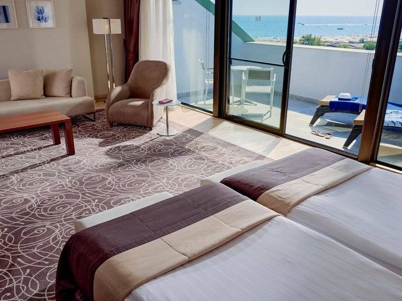 Suite Zimmer mit Meerblick im TUI BLUE Side Hotel, mit Möbeln und Balkon.