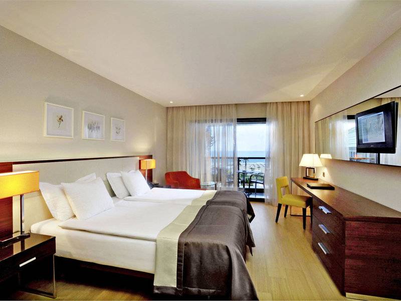 Doppelzimmer im TUI BLUE Side Hotel mit Blick auf den Balkon und das Meer.