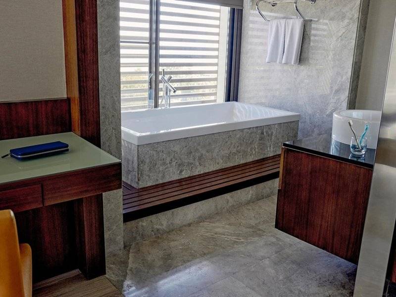 Badezimmer des TUI BLUE Side Hotels mit Badewanne, Waschbecken, und hängendem Handtuch.