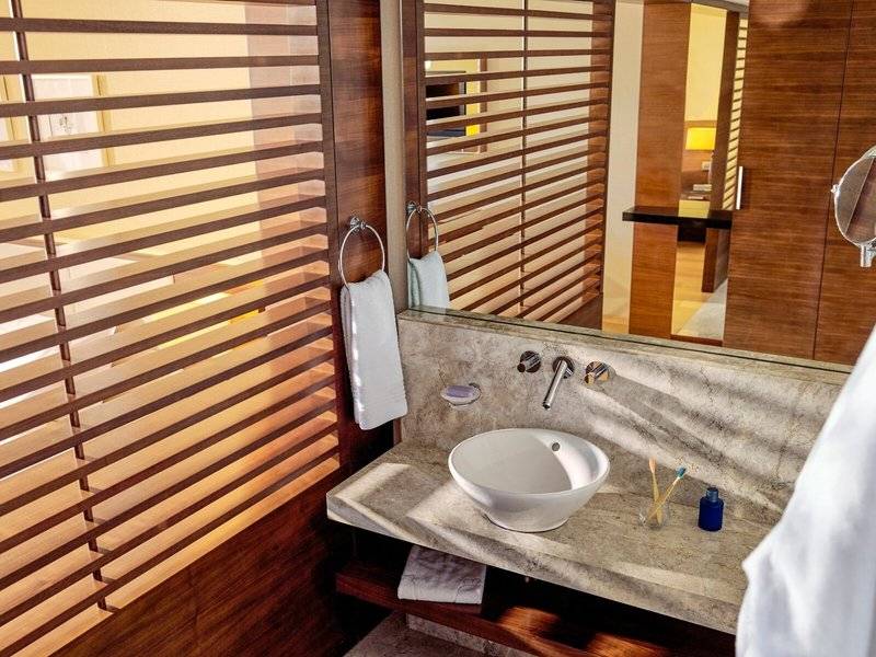 Badezimmer mit Doppelwaschbecken im TUI BLUE Side Hotel.
